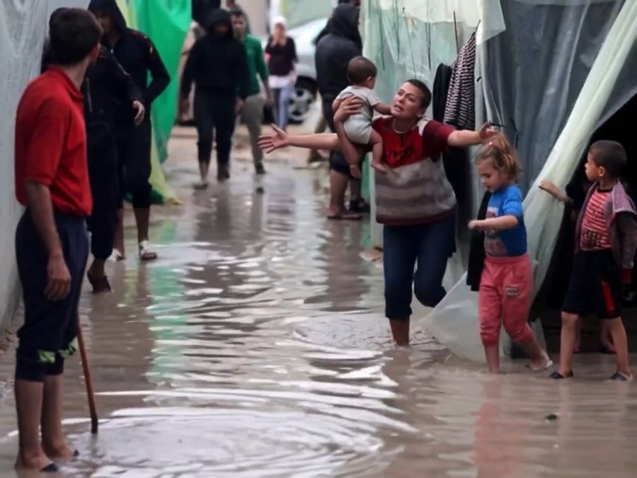 פותחת זוג ידיים - חוץ מהידיים שמחבקות את הילד