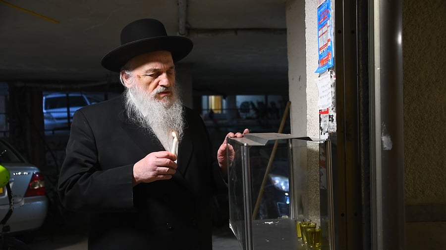 הגר"ח פיינשטיין בהדלקת נרות חנוכה