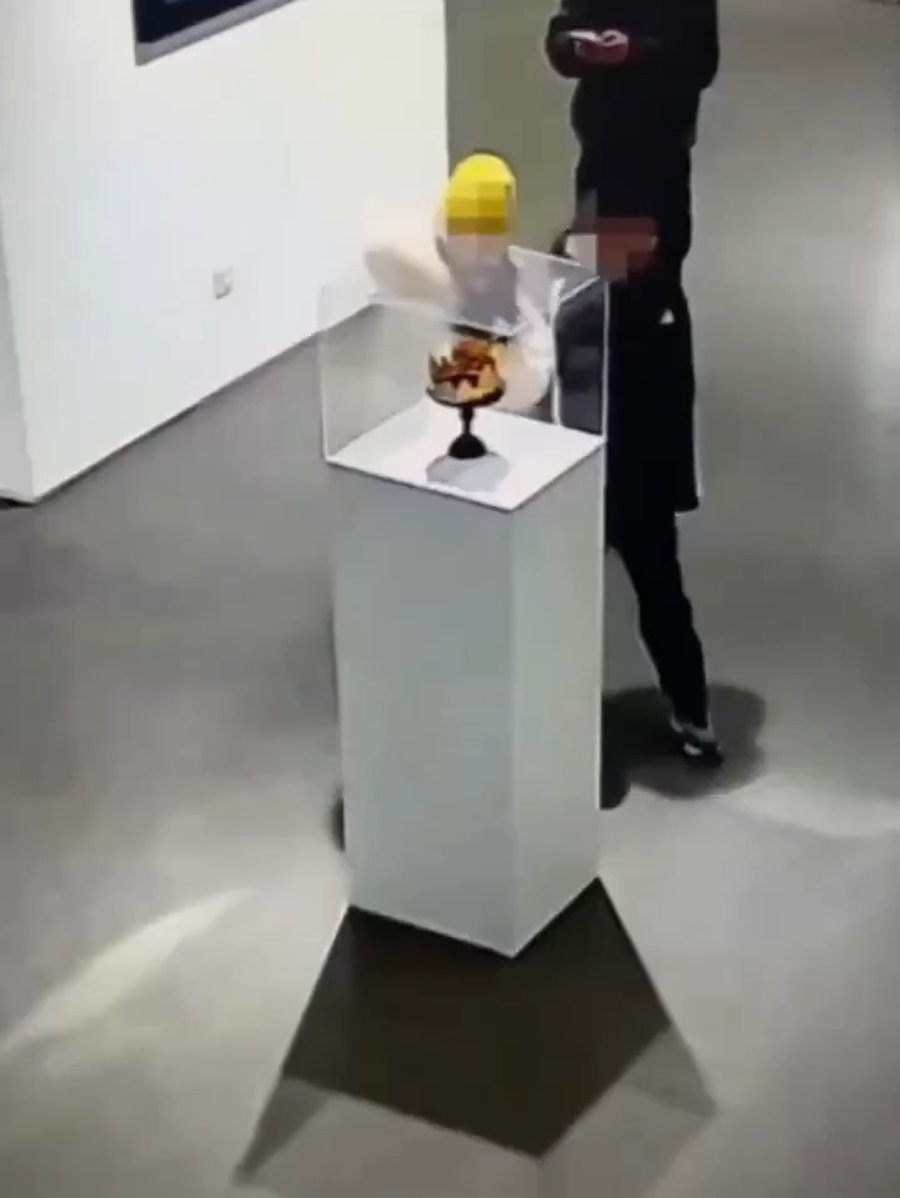 הילד מפיל בטעות את הכתר