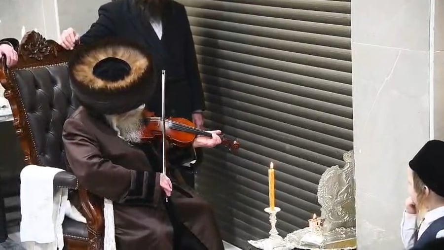האדמו"ר מקרעטשניף י-ם מנגן בכינור