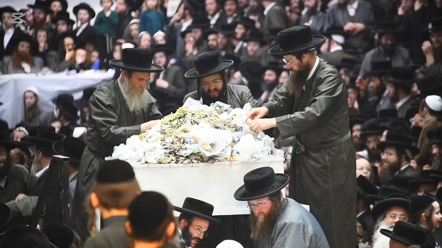 זאת חנוכה בחצה"ק תולדות אהרן