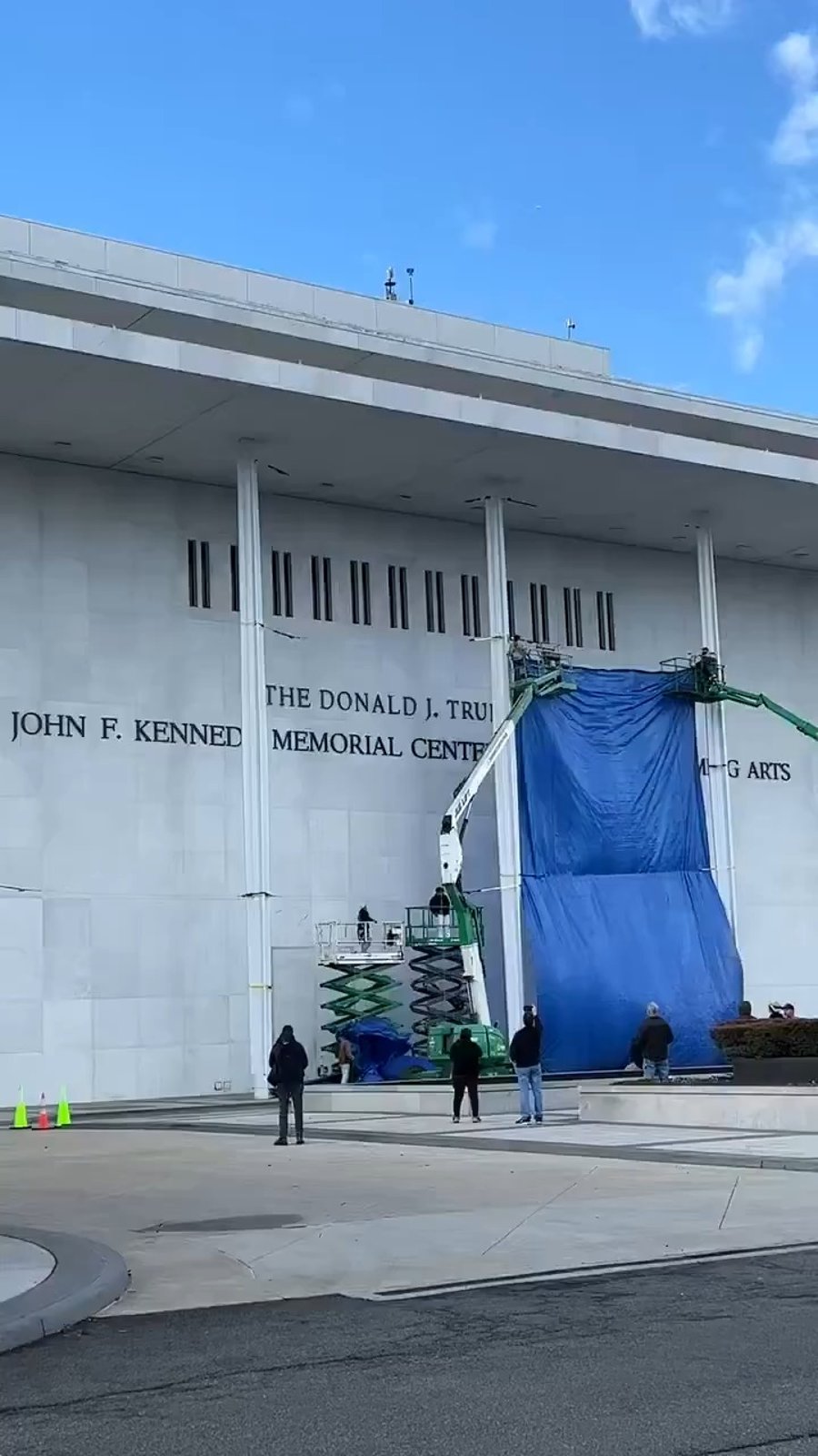 טקס הסרת הלוט - מרכז ג'ון פ. קנדי לאמנויות הבמה- והשם של טראמפ