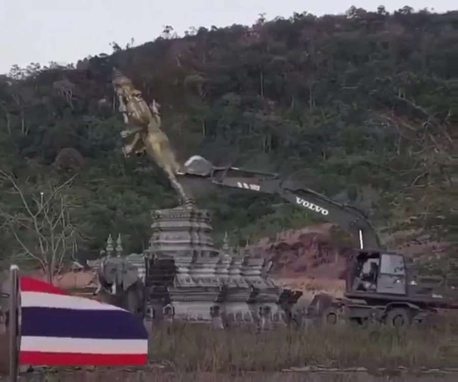 צבא תאילנד הורס את האנדרטה 