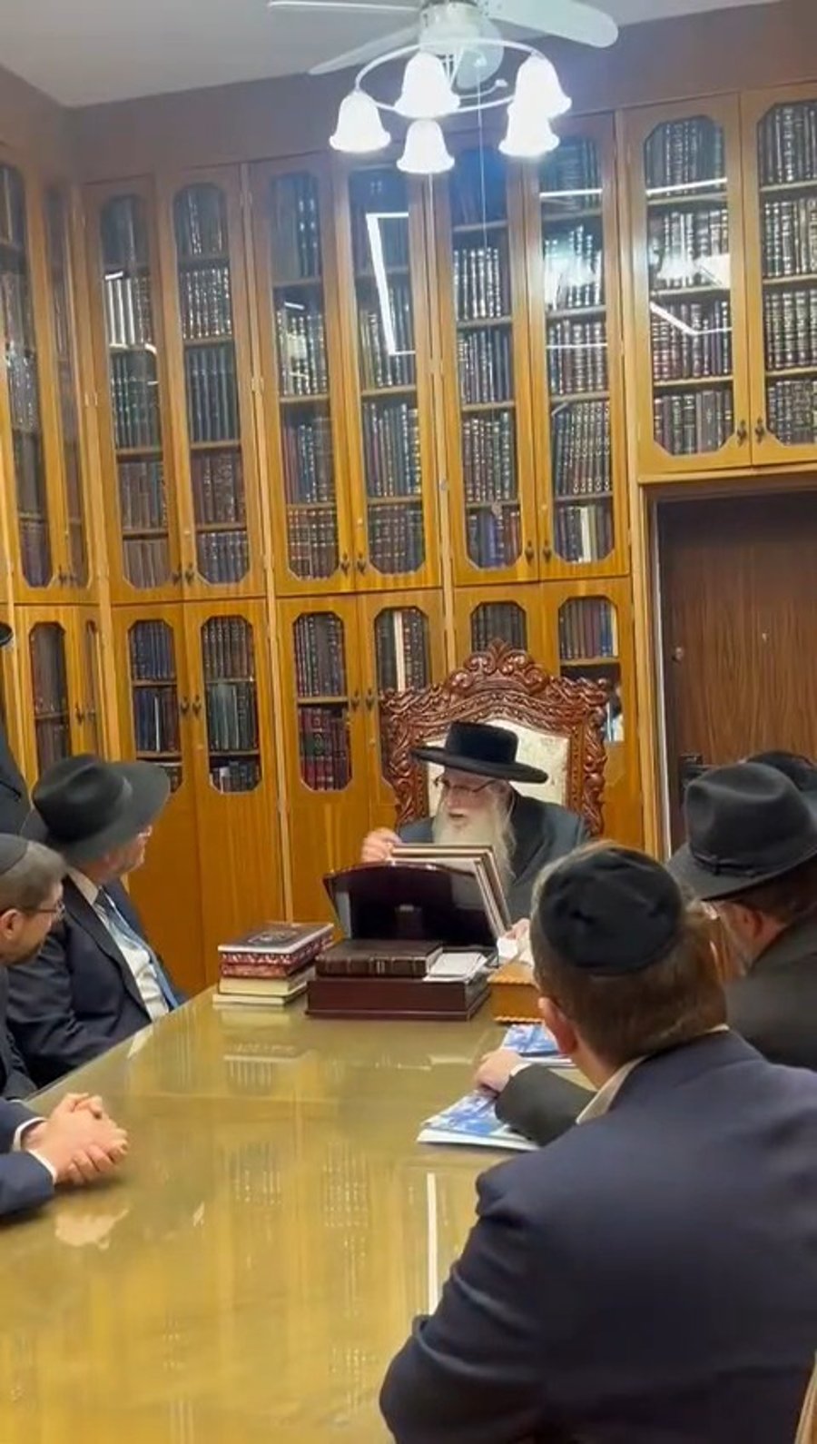 ראשי ארגון 'חמד' מליקווד אצל האדמו"ר מצאנז