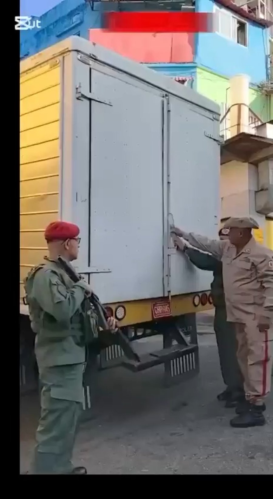 החיילים מחלקים נשק לאזרחים בונצואלה