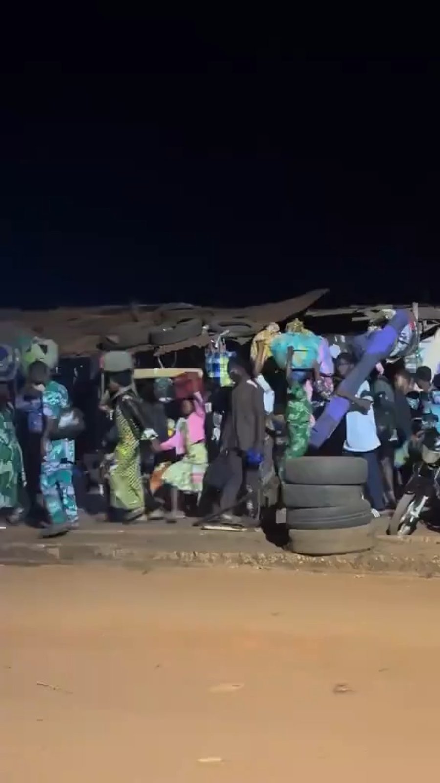 חסידיו של "אבו נח" נוסעים הלילה כל הדרך מבנין לגאנה רק כדי לתפוס מקום בתיבת נח שלו