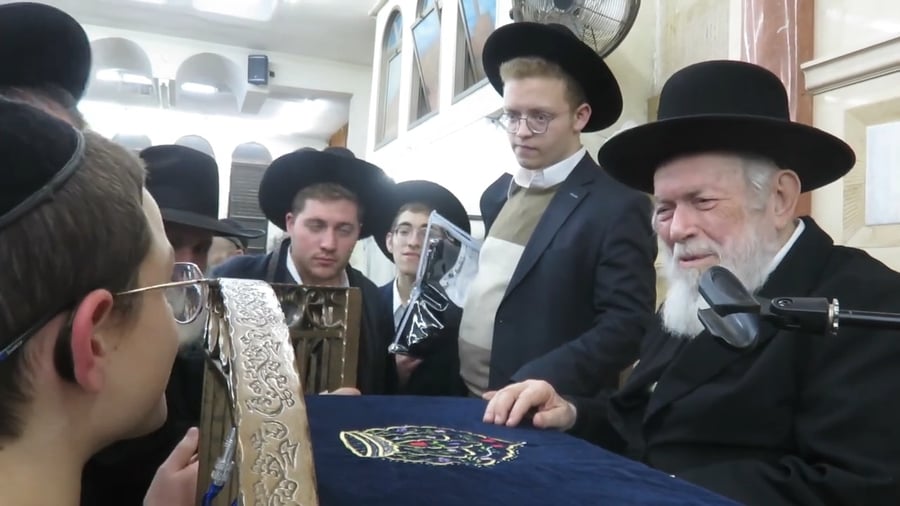 הגר"י זילברשטיין עם הילד שאמר לו תודה