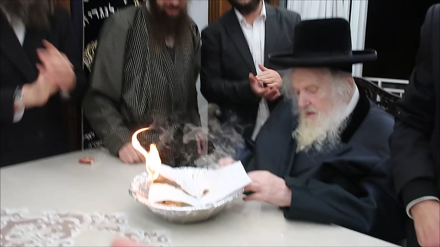 הגר"מ שטרנבוך שורף צו גיוס