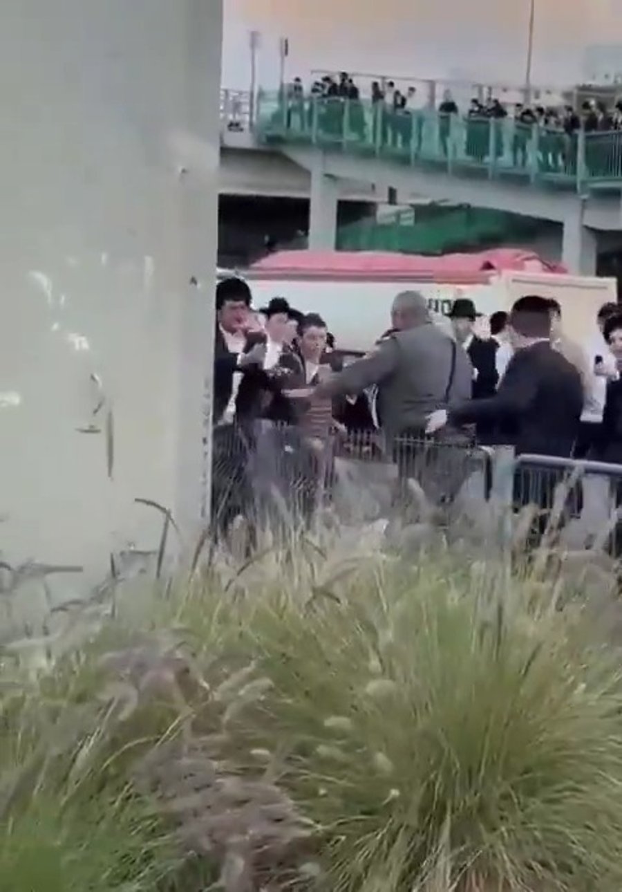 תיעוד מזעזע של השוטר מכה את הצעיר החרדי