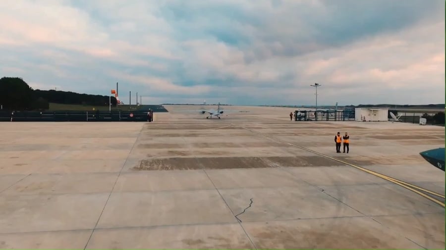 לראשונה בעולם: טיסה ללא יד אדם". שני מטוסי קרב בלתי מאוישים של טורקיה מדגם Bayraktar KIZILELMA