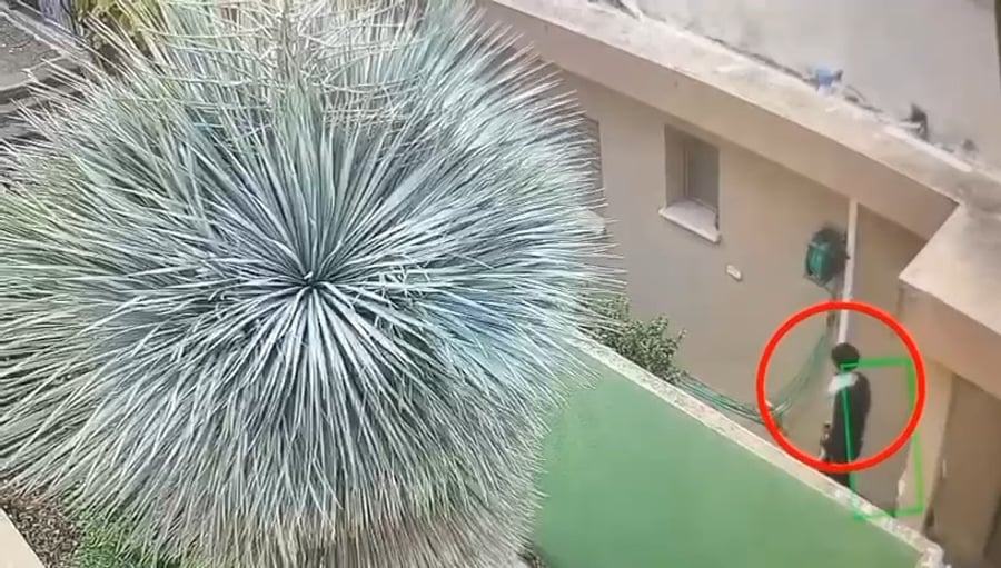 הפורץ תועד בכניסה לבית וביציאה ממנו