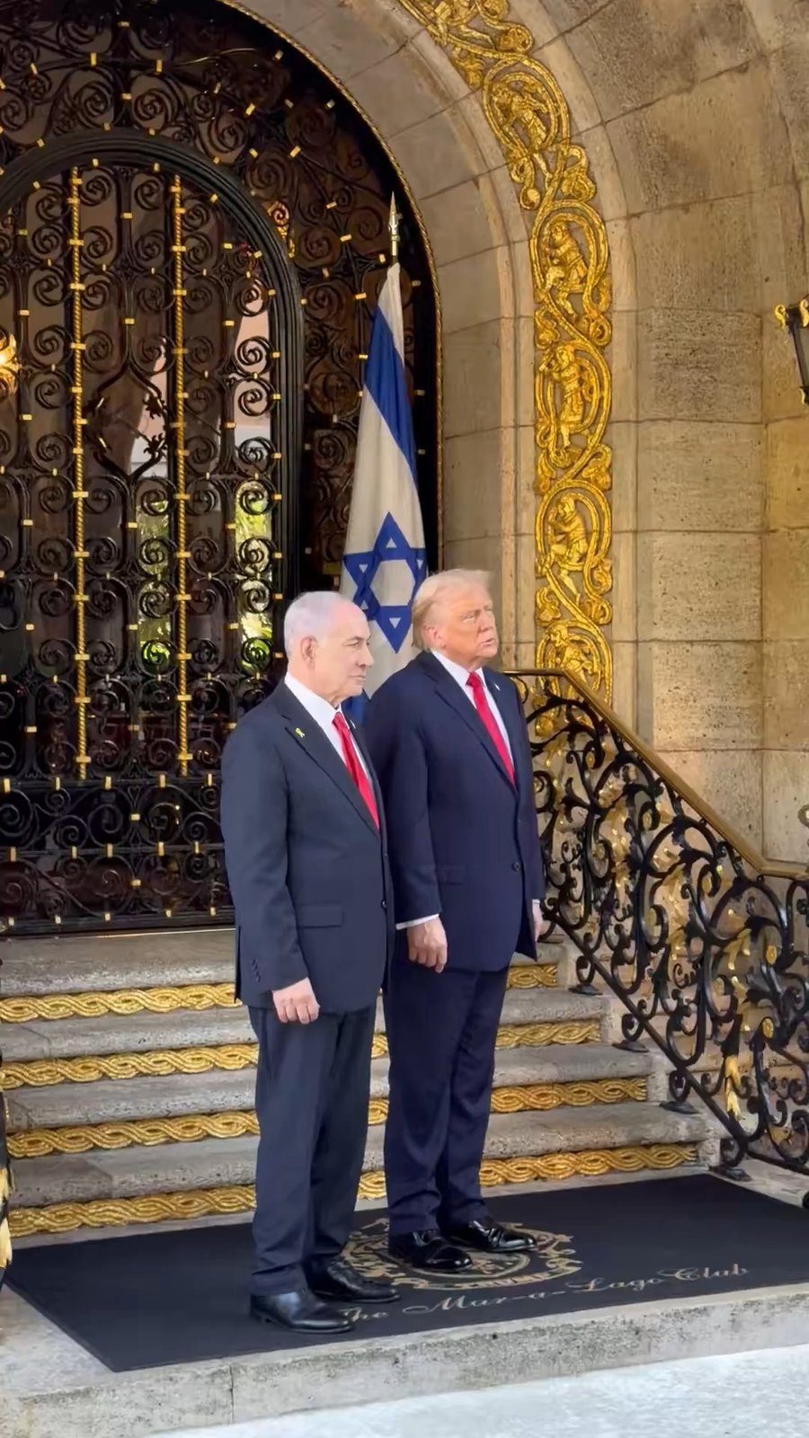 טראמפ עונה לשאלות במהלך המפגש