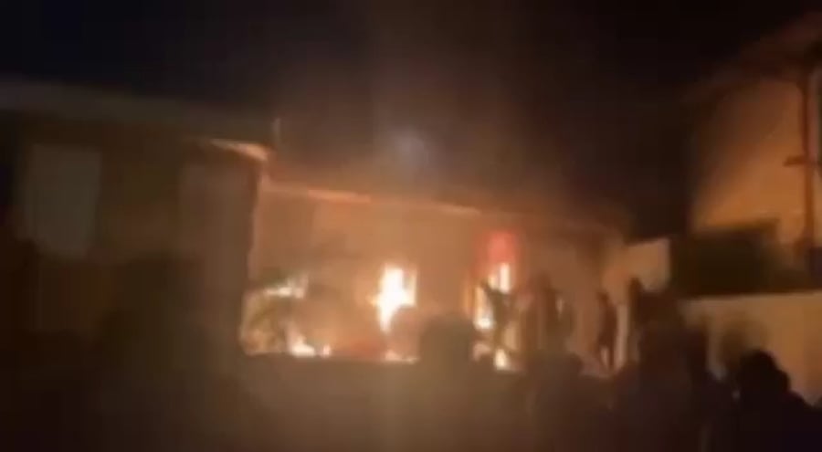 מפקדת הבסיג' בוערת