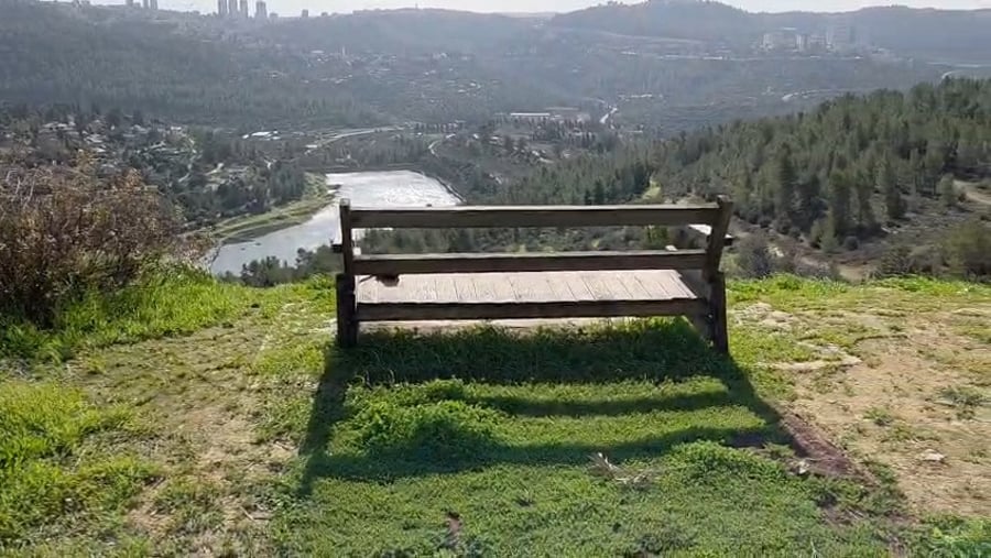 הספסל עם הנוף היפה ביותר, בימים אלו | חורף תשפ"ו