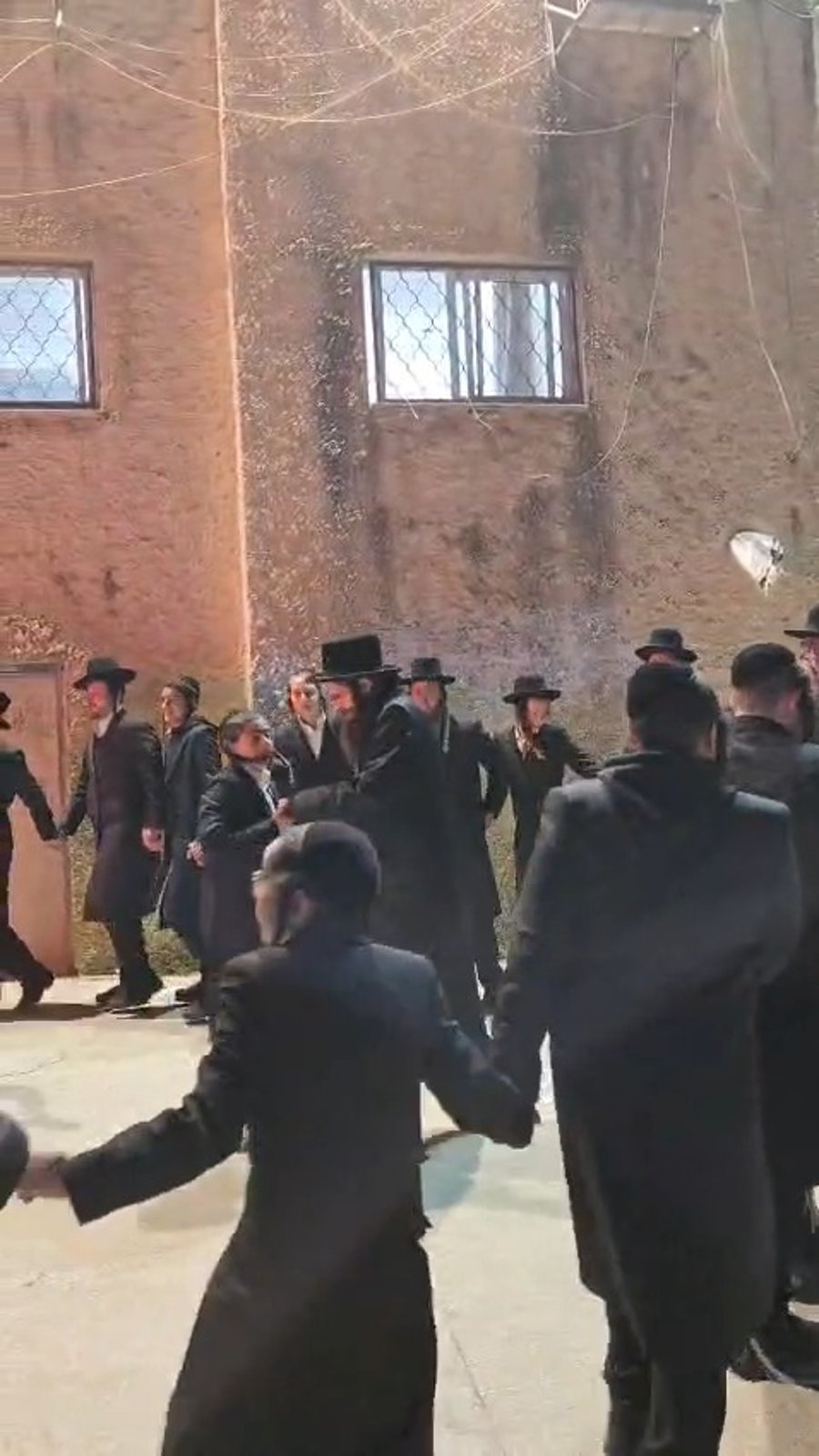 האדמו"ר מישועות יעקב סקולען בריקוד עם תלמידים במירון