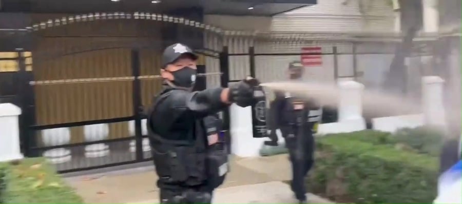 העימות בפתח השגרירות והמעצר