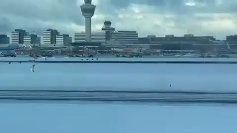 המפלסות פועלות בשטח שדה התעופה סכיפהול באמסטרדם
