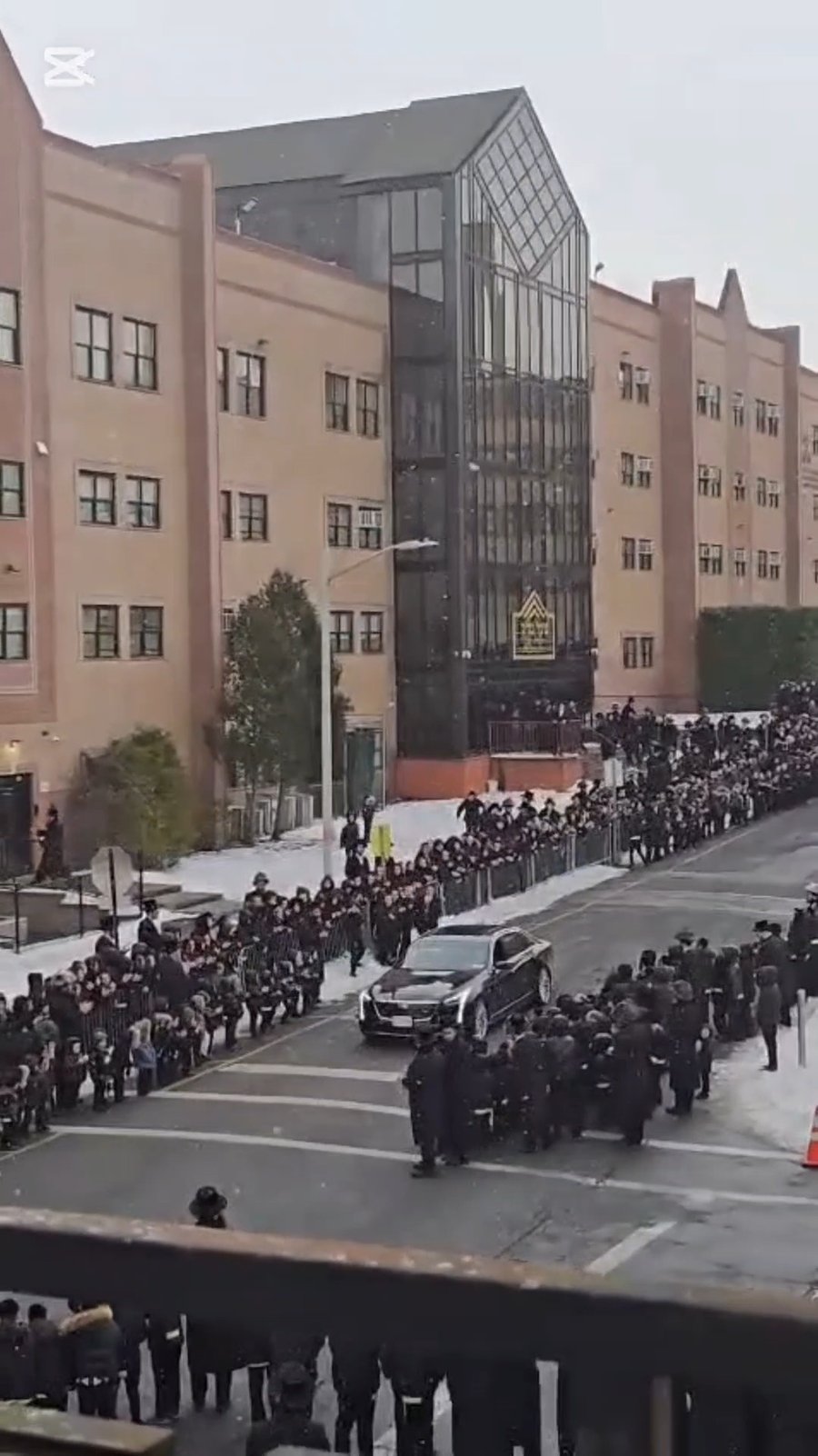 ילדי סקווירא מלווים את האדמו"ר 