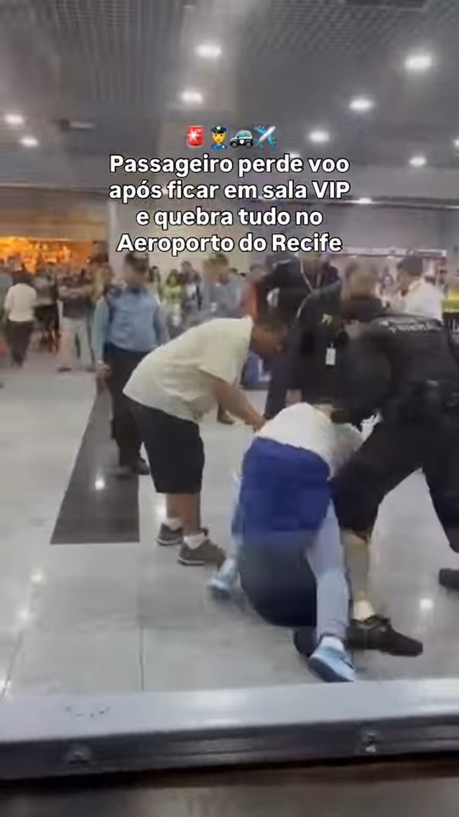 מנסים להשתלט על הנוסע המופרע