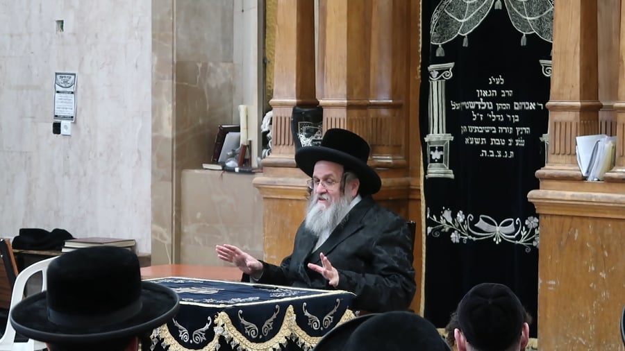 האדמו"ר מדינוב בשיחה בישיבת דושינסקי