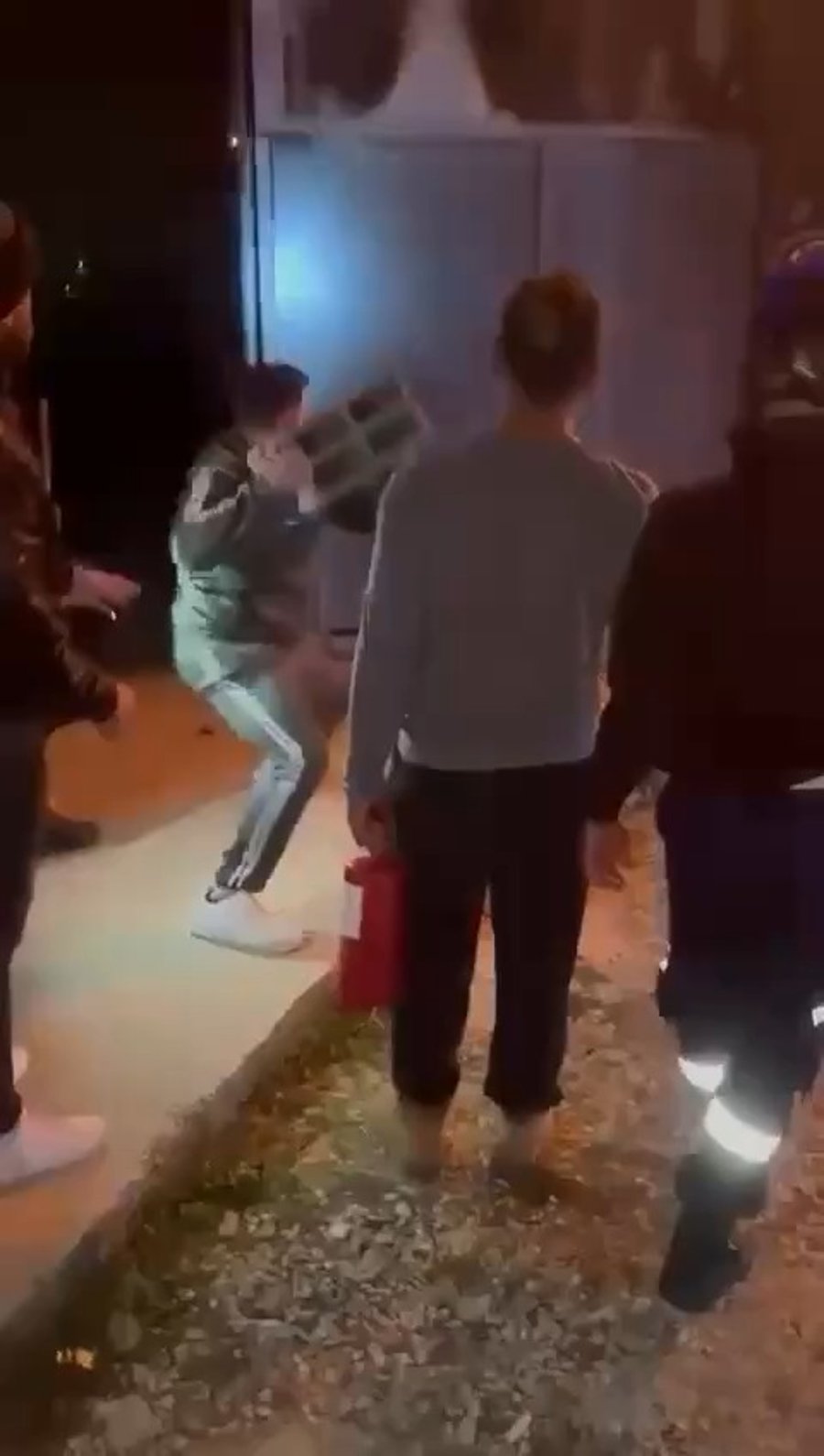 פלסטינים מכבים את השריפה