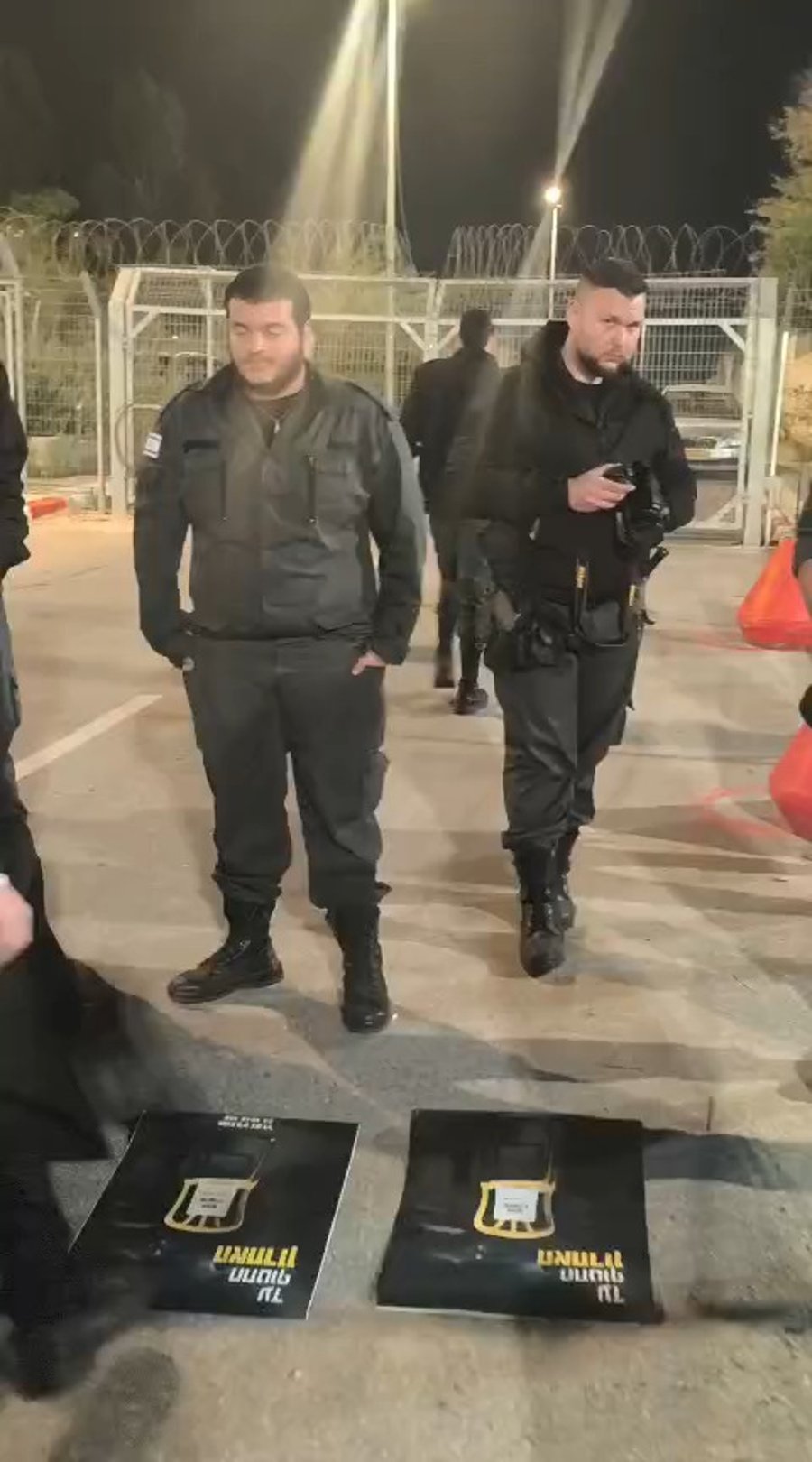 בחורי פוניבז' מפגינים מול שערי כלא 10