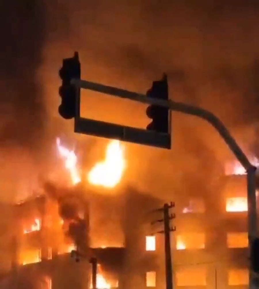 דיווחים כי בניין עיריית כראג׳ באיראן הועלה באש.