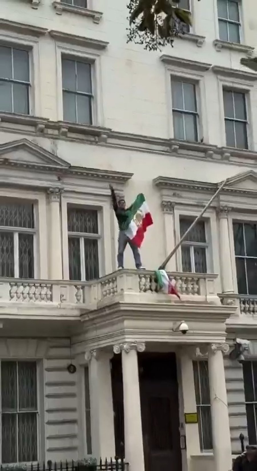 מפגינים בריראן מחליפים את דגל הטרור בדגל הישן של המדינה