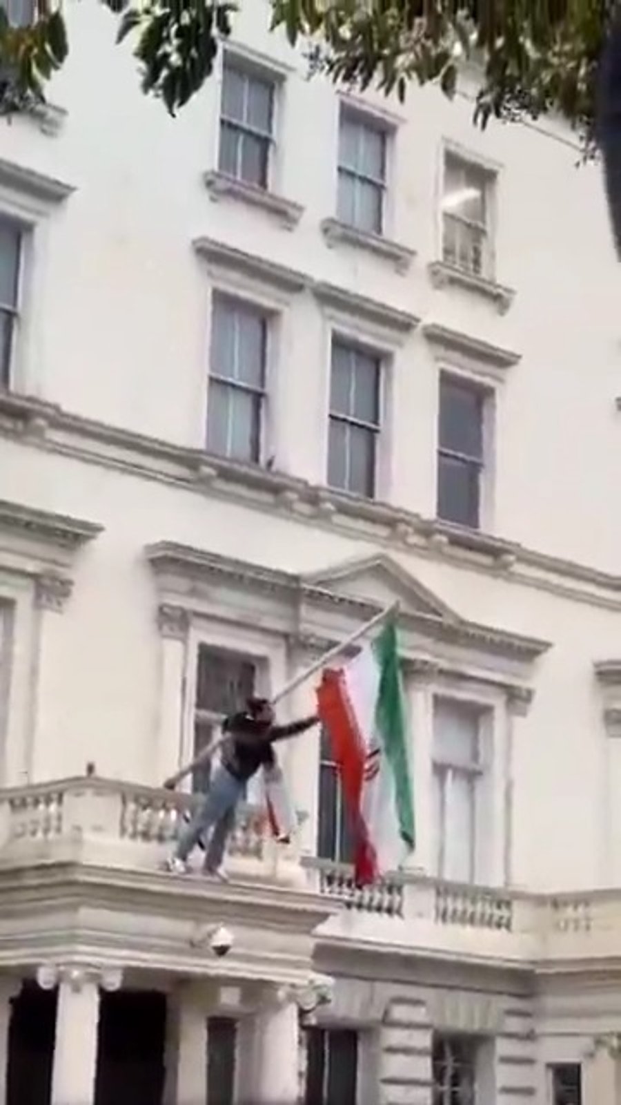 מפגין תולש את גדל איראן בשגרירות לונדון