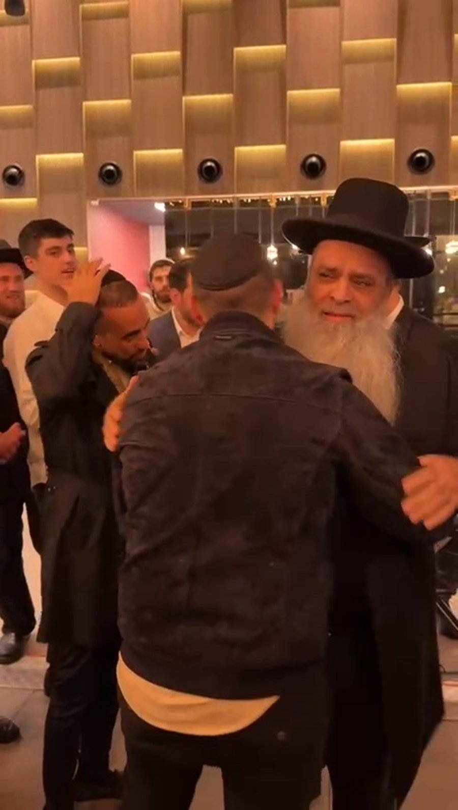 חגיגת יום הולדת בהפתעה לרב רפאל זר