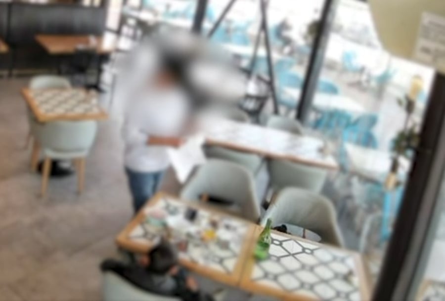 לוקח את המזומן מהשולחן