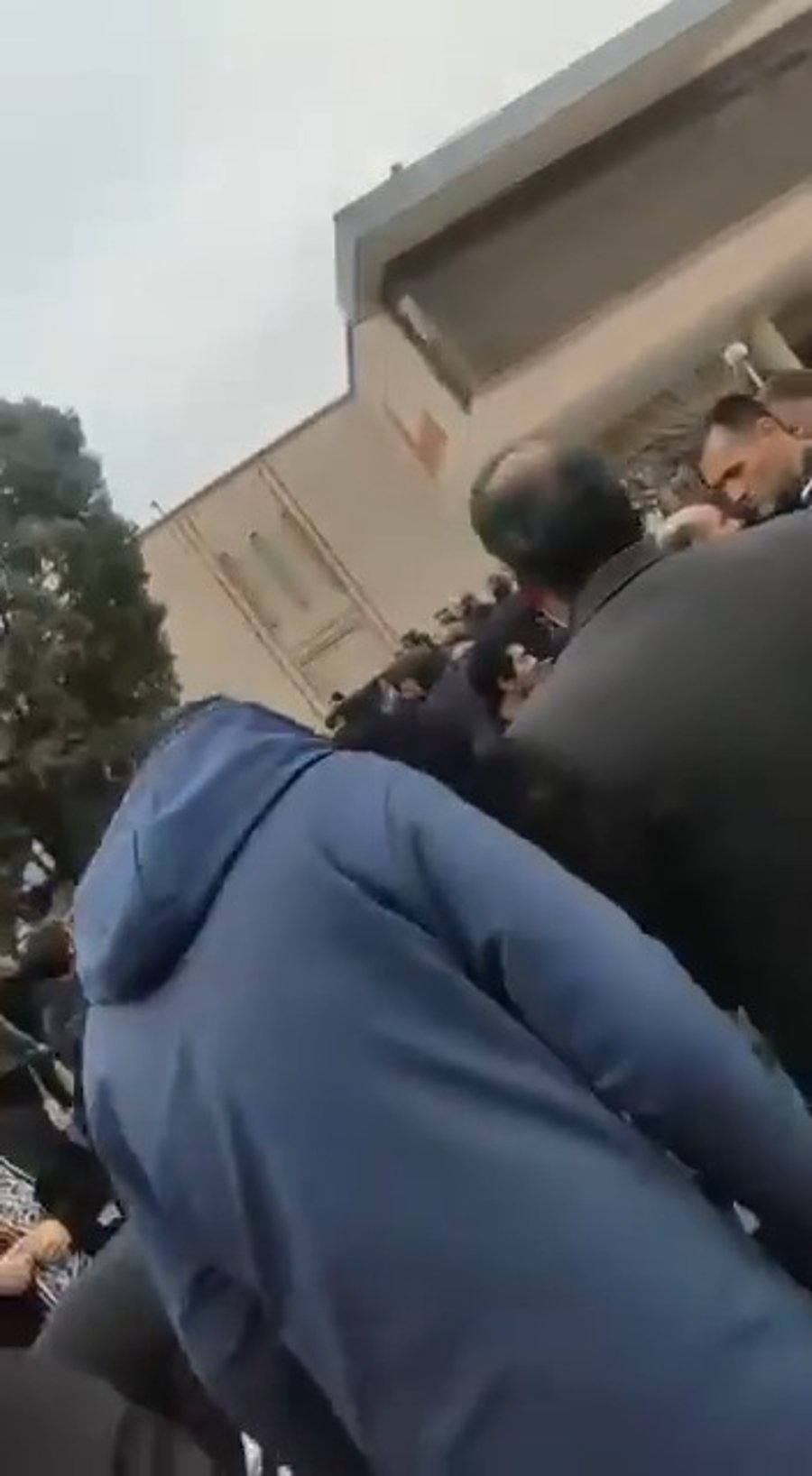 נפרדים בדמעות מיקיריהם שנטבחו