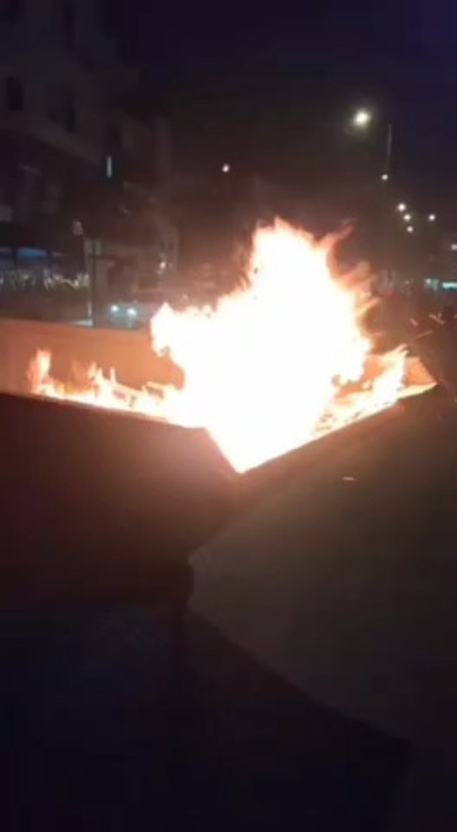 פח בוער והחלונות המנופצים