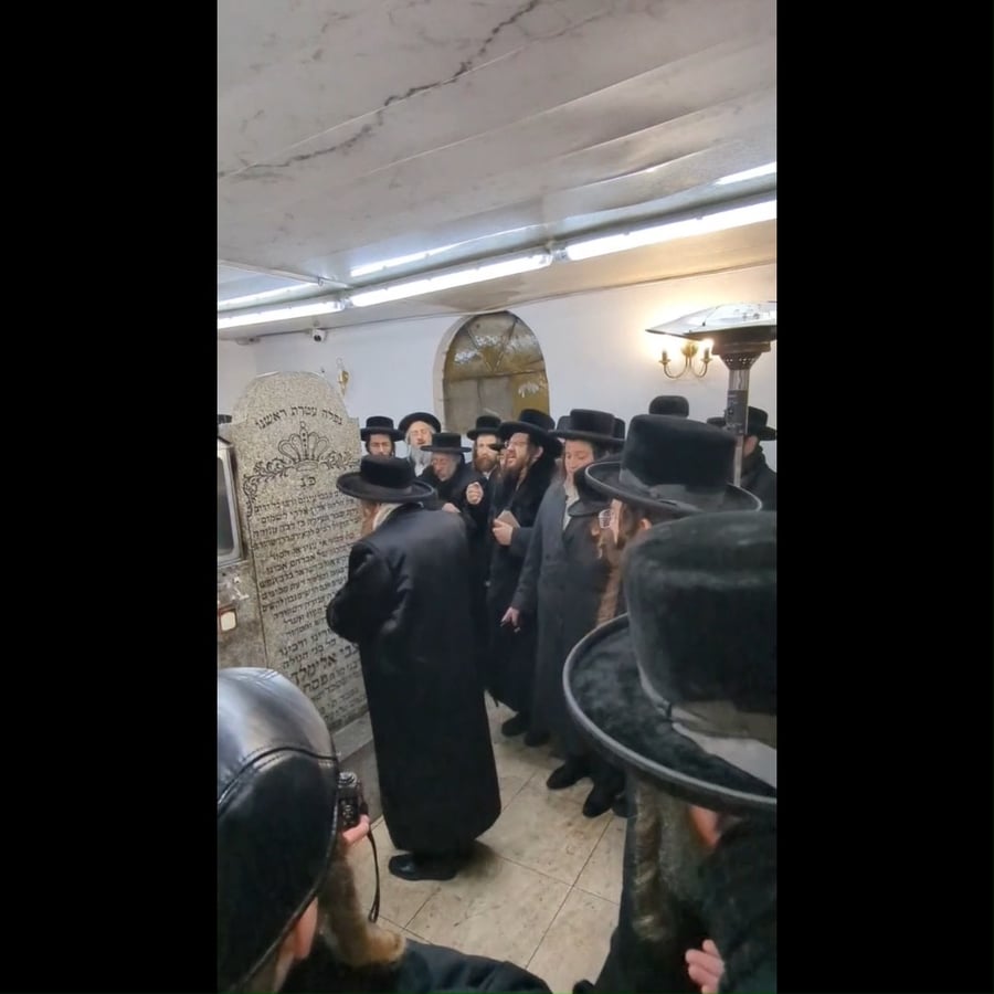 האדמו"ר משומרי אמונים במסע הקודש לפולין