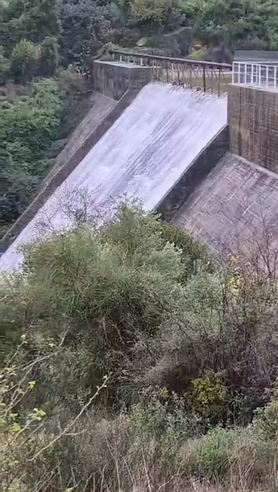 סכר בית זית עלה על גדותיו