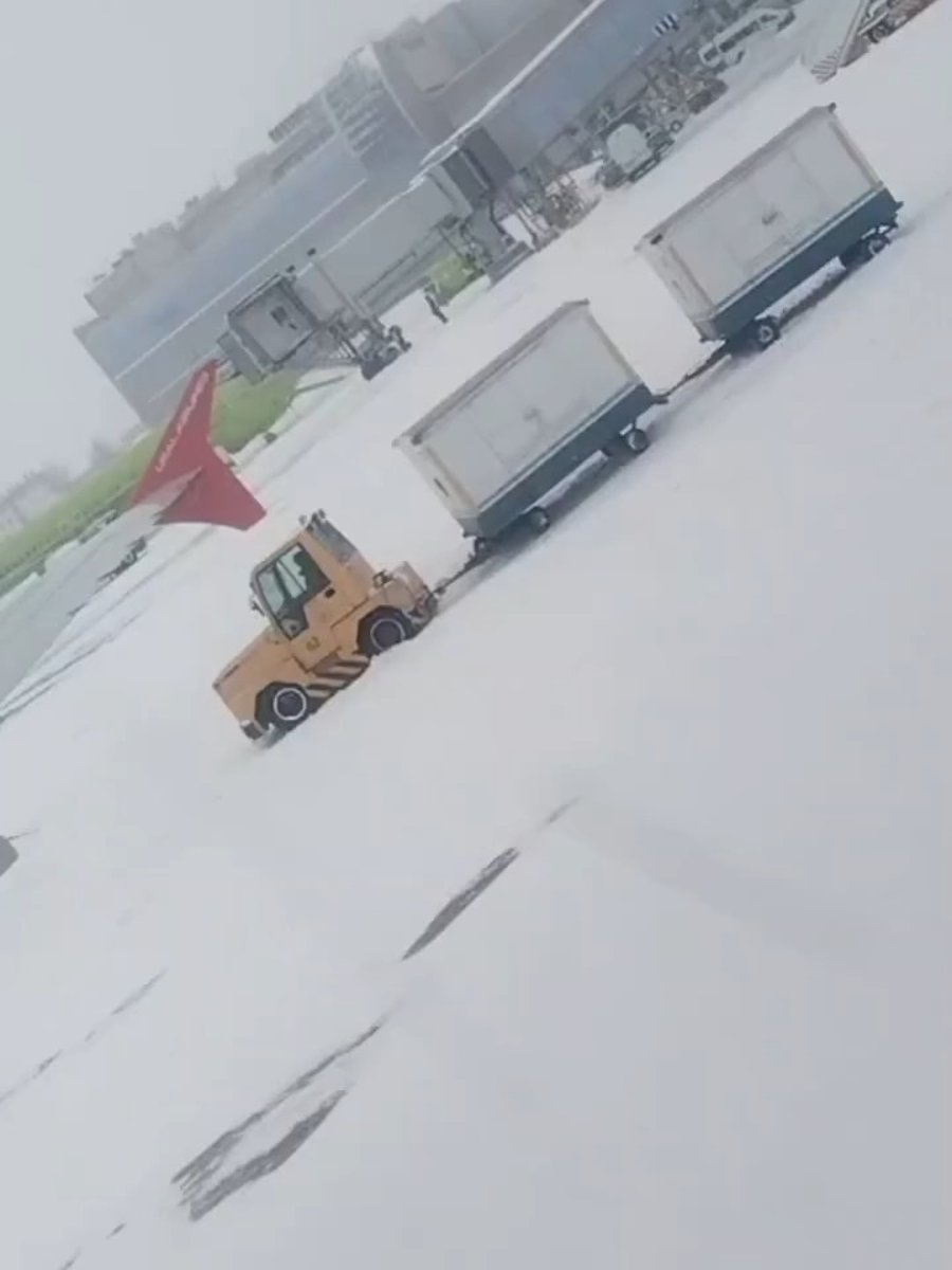 ערמות השלג בשטח השדה