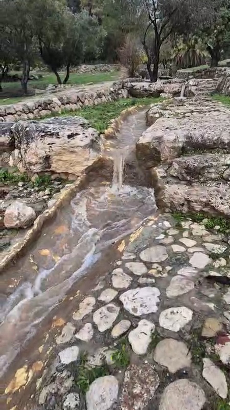 הזרימה באמות המים העתיקות בפארק קנדה