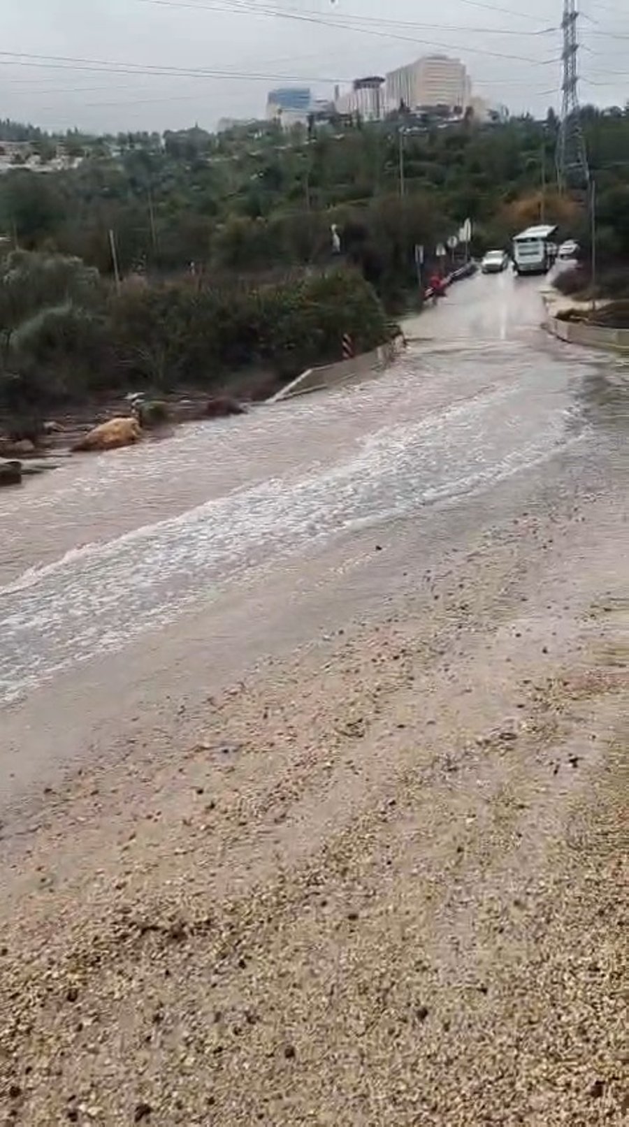 סכר בית זית עלה על גדותיו