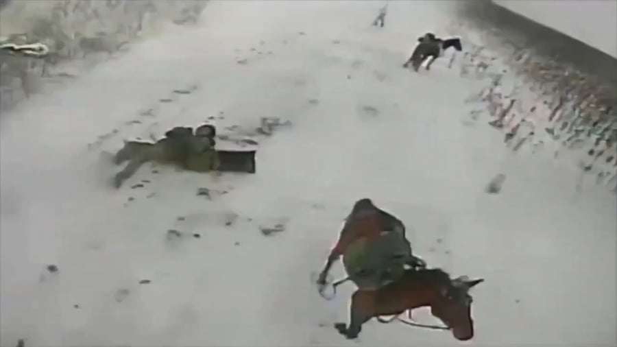 פרשים רוסיים מותקפים על ידי רחפן אוקראיני