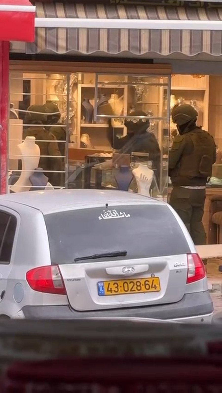 חברי החוליה מחופשים לחיילי צה"ל