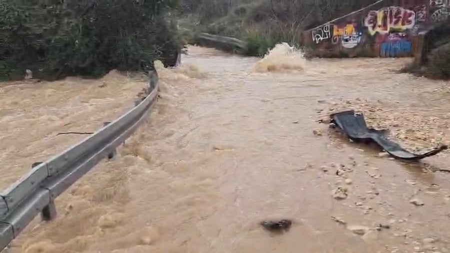 סכר בית זית עלה על גדותיו
