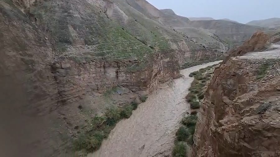 נחל אוג שוטף בעוצמה