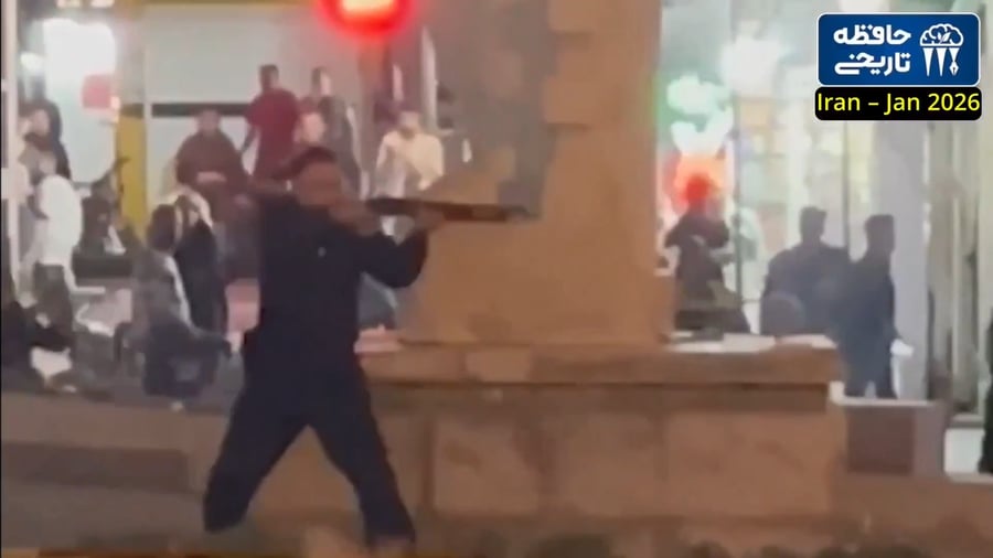 כך נראה טבח. איש בסיג' יורה לתוך ההמון 