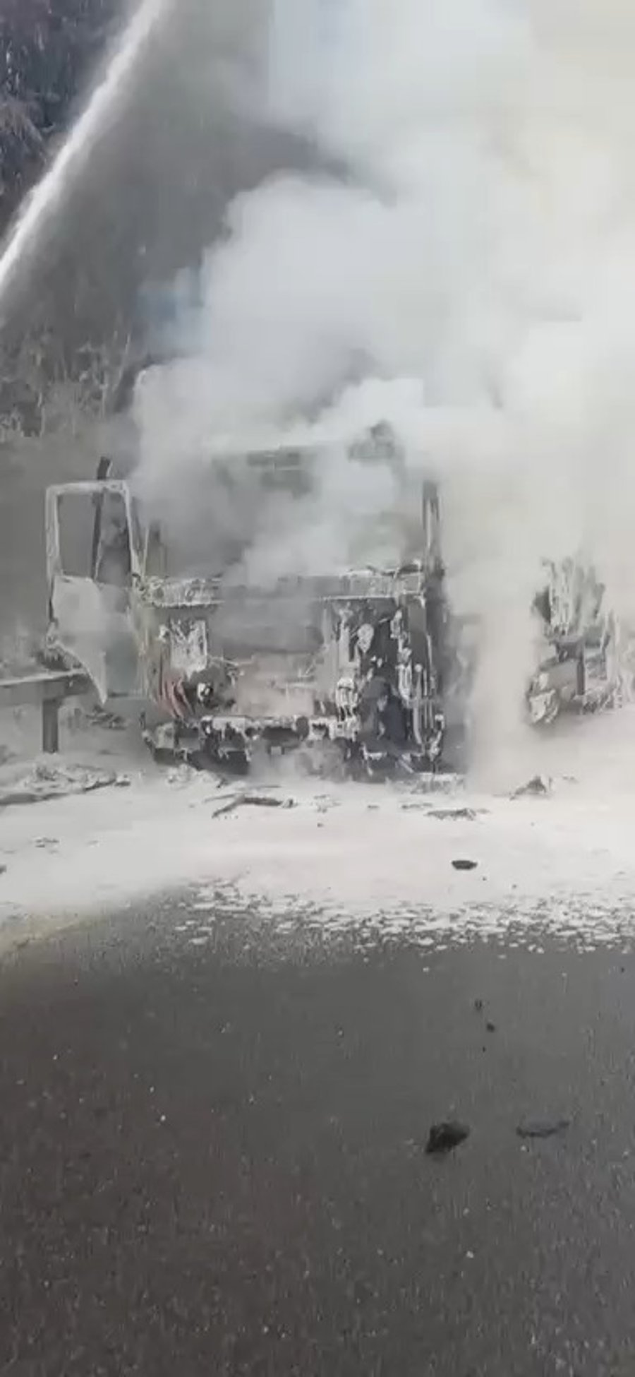 כיבוי המשאית הבוערת