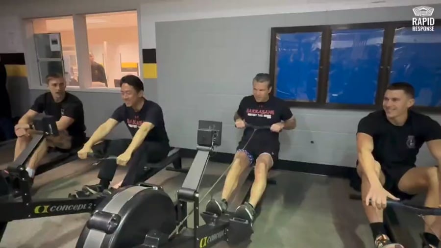 השרים מבצעים מתיחות רגליים ביחד