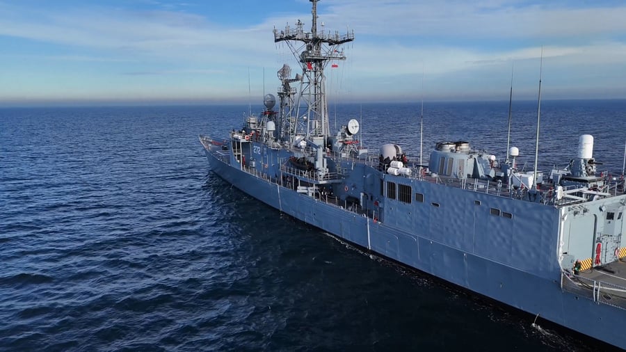 אוניית מלחמה פולנית באימון נגד צוללות