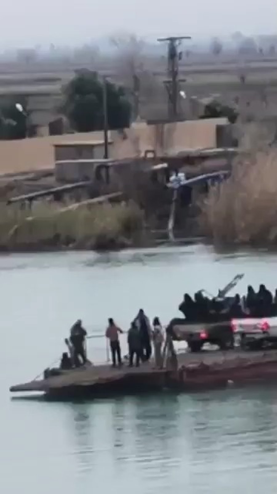 כוחות המשטר הסורי חוצים את נהר הפרת במעבורת מאולתרת