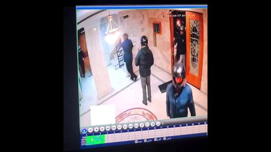 קטעי וידאו נראים אנשי משמרות המהפכה האסלאמית משתמשים בסכינים גדולות במהלך דיכוי המחאות.