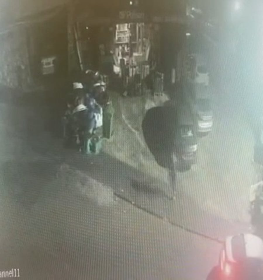 רגעי הנחת בקבוקי הבנזין בפתח העסק