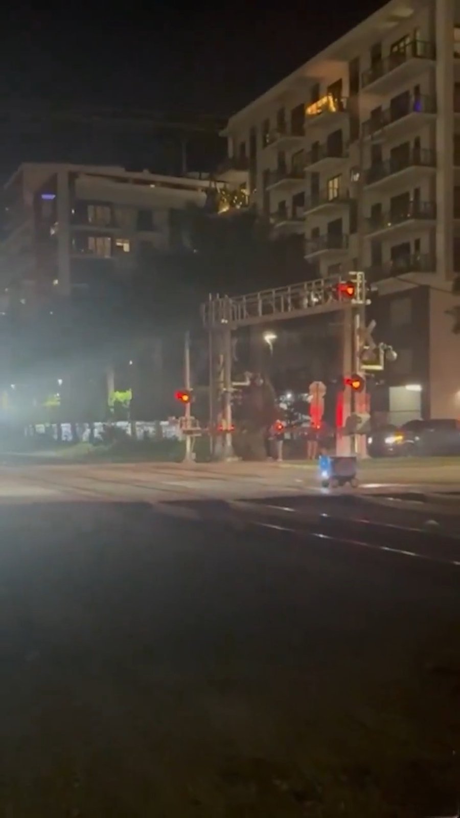 הרכבת מחוצצת את הרובוט 